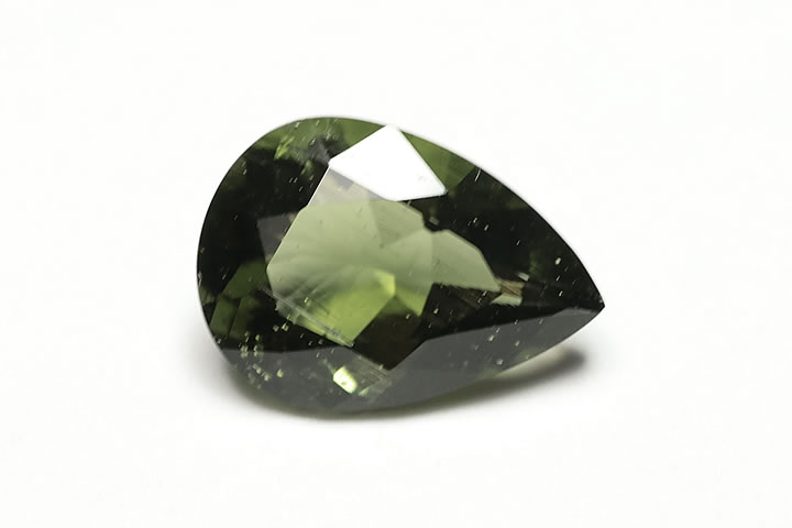 サイズ:10×7.5×5mm 重さ:1.66ct　 色も大変濃く、光に透かすと内部に気泡が見られるなど、天然ガラス質隕石の魅力的なルースになっています。 チェコ産　