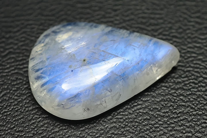 1.8×1.4×0.4mm 7.9ct　 広い範囲で鮮やかなブルーのシラーが出る高品質ブルームーンです。 また、お品によってはブルー以外の色のシラーが出るものもあります。　