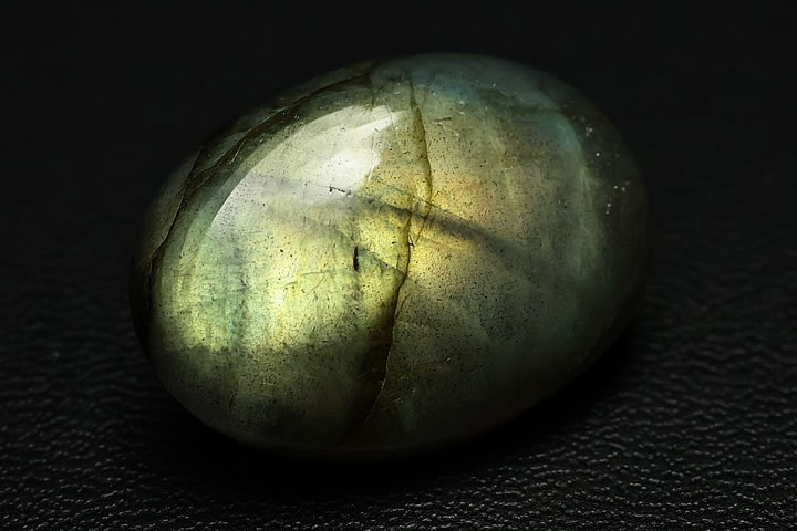 2.4×1.7×0.7cm　22.3ct　 強い遊色が出る高品質のラブラドライトカボションルースです。 表面裏面とも遊色が出ます。 お値段も可能な限り安く抑えております。　