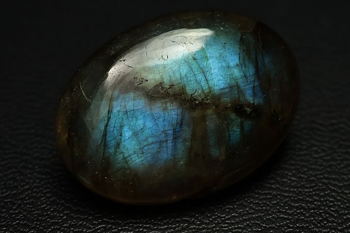 2.5×1.8×0.7cm　25.7ct　 強い遊色が出る高品質のラブラドライトカボションルースです。 表面裏面とも遊色が出ます。 お値段も可能な限り安く抑えております。　