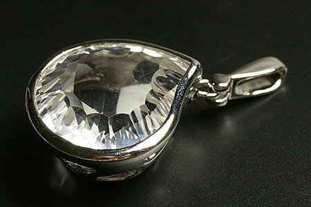 最高級品の5Aグレードの水晶を丁寧に職人さんがカットをしまして丁寧にシルバー枠を巻いております。 シルバーはシルバー925でロジューム加工を施しておりまして酸化しにくくなっておりまして、末永くお使い頂けると思います。水晶の産地はブラジル産になっております。 トップ部分：2.3×2.0×1.2cm　