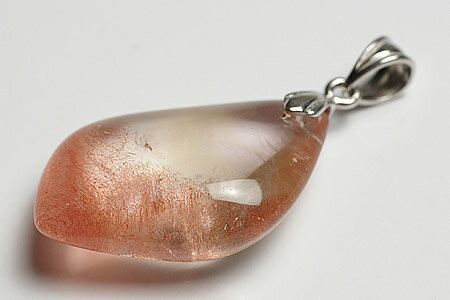 ロシア産天然ストロベリークォーツです。 赤く細かいインクルージョンが入っています。密集部分が光を反射し、独特の美しさを持っています。 本来ストロベリークォーツと呼べるものはロシア産のみで、その分希少で高価ですが、今回はかなりお手頃になってい...