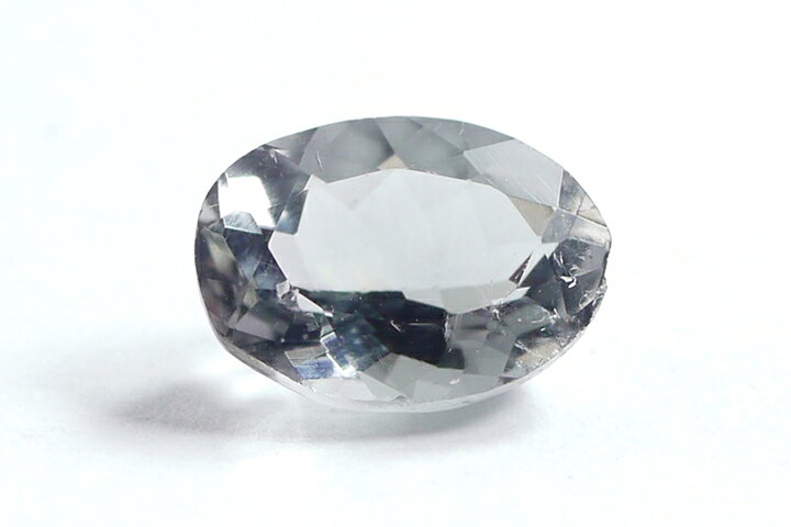 サイズ: 0.9×0.6×0.5cm 1.95ct ロジャリー鉱山産のフローライトのルースが入荷しました。 フローライトはブラックライトなどで紫外線を当てることで、深みのあるグリーンがブルーに変色する鉱石です。 なかでも英国のロジャリー鉱山産のフローライトは蛍光反応が鋭く、紫外線を当てた際、他の産地のフローライトと比べ物にならないほど強力な青い光を放ちます。 ※4枚目の写真は紫外線ライトを当てた写真です。 ※England Rogerly Mine 産　