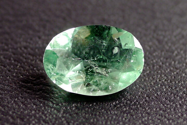 サイズ:0.8×0.6×0.3cm 1.32ct ロジャリー鉱山産のフローライトのルースが入荷しました。 フローライトはブラックライトなどで紫外線を当てることで、深みのあるグリーンがブルーに変色する鉱石です。 なかでも英国のロジャリー鉱山産...