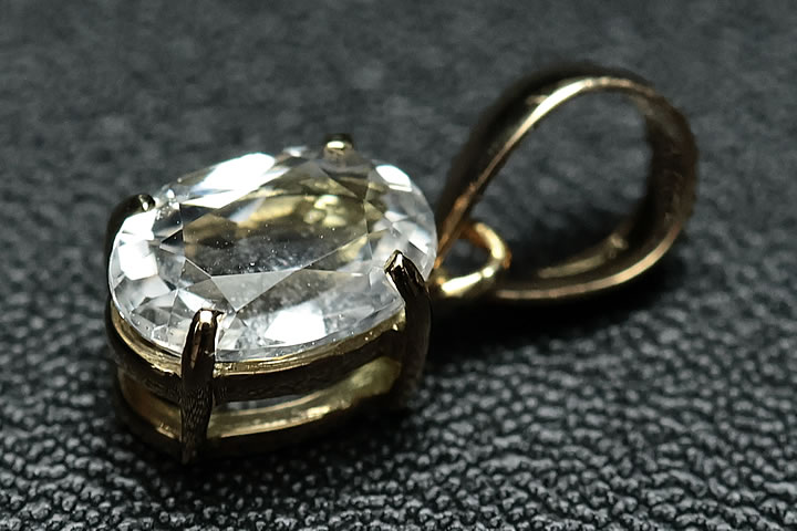 トップ部分:約0.55×0.35×0.4cm　0.37ct 当店大人気のフェナカイトで待望のペンダントトップが登場致しました! もちろん、ペンダント一つ、一つ、研磨の達人の職人が丁寧に仕上げそして金具も18金を使いまして完成させました。価格面でも相当頑張らせて頂きました。 今回は特別に鑑別書もつけさせて頂きます。 どうかこのフェナカイトペンダントをお楽しみ下さい。 ※画像の鑑別書はサンプルです。　