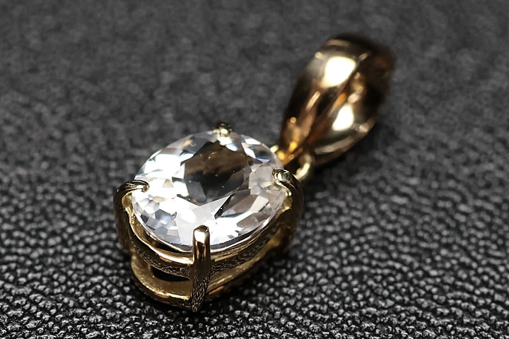 トップ部分:約0.5×0.4×0.3cm　0.29ct 当店大人気のフェナカイトで待望のペンダントトップが登場致しました! もちろん、ペンダント一つ、一つ、研磨の達人の職人が丁寧に仕上げそして金具も18金を使いまして完成させました。価格面でも相当頑張らせて頂きました。 今回は特別に鑑別書もつけさせて頂きます。 どうかこのフェナカイトペンダントをお楽しみ下さい。 ※画像の鑑別書はサンプルです。　