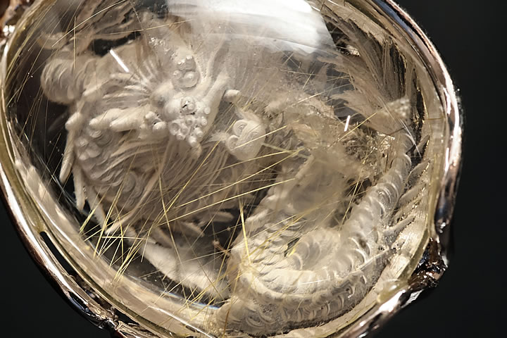 なんとも珍しいゴールドルチルに龍を彫った手彫りのペンダントトップです。 ゴールドルチルだけのペンダントトップでも十分販売できるものに贅沢にも中国一級彫り師が手彫りで龍を彫っております。 手彫りなので、本当に龍が美しく仕上がっております。 水の中で龍が動いているようなタッチで彫っております。 大きいサイズのペンダントトップになっておりまして、存在感が抜群になっております。 トップ部分:3.3×2.7×1.2cm　