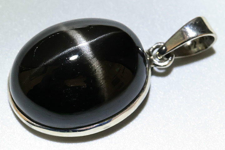 トップ部分:1.9×1.5×1.0cm ブレスとビーズで大人気のブラックスター(ブラックダイオプサイト)のペンダントトップの登場です。直射日光などに当てると、表面に綺麗な十字のスターが現れます。近年、ここまで良い品質のブラックスターのペンダントが流通しなくなっております。本当に綺麗にきっちりとスターが出ております。　