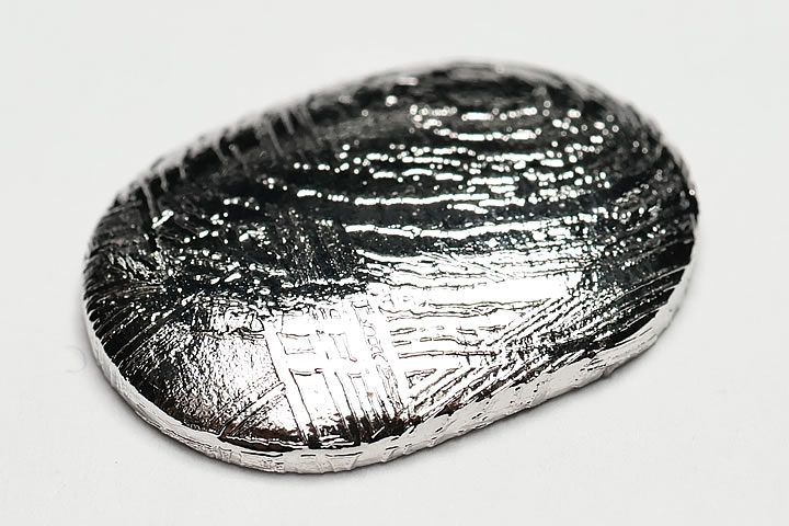 約18×13×2.5mm 約3g 綺麗な格子模様が出ているギベオンのオーバル型のルースです。 特徴的なウィドマンシュテッテン構造が美しい模様となって浮かび上がっています。 表面は錆びにくいようにロジウムでコーティングされています。　
