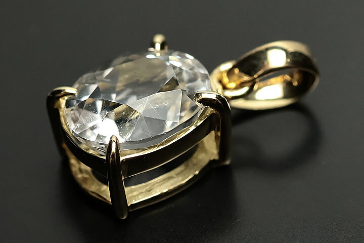 トップ部分:約0.7×0.6×0.5cm　1.10ct 当店大人気のフェナカイトで待望のペンダントトップが登場致しました! もちろん、ペンダント一つ、一つ、研磨の達人の職人が丁寧に仕上げそして金具も18金を使いまして完成させました。価格面でも相当頑張らせて頂きました。 今回は特別に鑑別書もつけさせて頂きます。 どうかこのフェナカイトペンダントをお楽しみ下さい。 ※画像の鑑別書はサンプルです。　