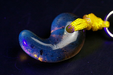 ドミニカ産ブルーアンバーの勾玉をストラップに加工いたしました。紫外線ライトでブルーに蛍光します。贅沢なストラップです。 全長約10cm 勾玉サイズ：1.6×1.0×0.6cm　