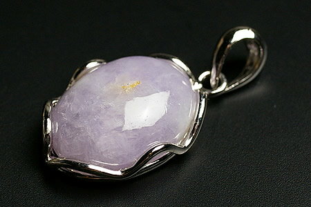 色むらの少ない高品質のラベンダーヒスイのペンダントトップになります。ウェーブデザインのものは初登場です。価格はもちろん可能な限り低く設定しております。金具の材質はシルバー925になります。 トップ部分：1.9×1.5×0.7cm(枠含む)　