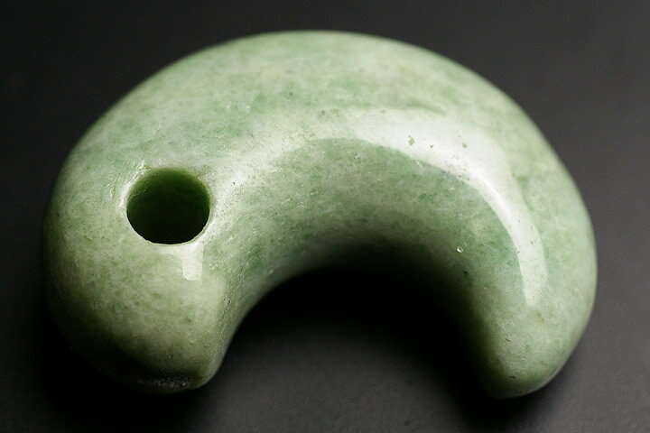 ミャンマーヒスイ古代勾玉AAAグレード