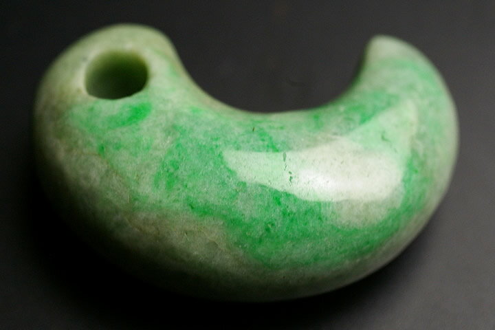 ミャンマーヒスイ古代勾玉AAAグレード