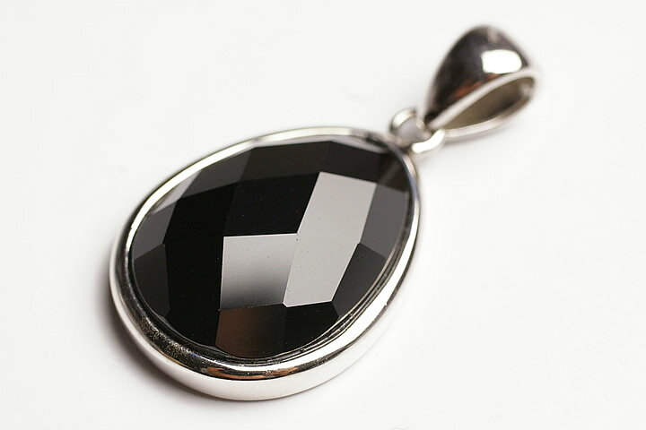 ブラックスピネルのペンダントトップが当店初登場になりました。漆黒のスピネルをカットし、スピネル自体の強い光沢とカットによる輝きで、大変すばらしいペンダントトップになっています。 トップ部分：2.3×1.8×0.7cm　