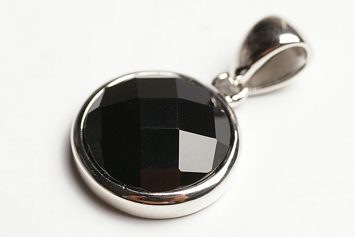 ブラックスピネルのペンダントトップが当店初登場になりました。漆黒のスピネルをカットし、スピネル自体の強い光沢とカットによる輝きで、大変すばらしいペンダントトップになっています。 トップ部分：1.7×1.7×0.6cm　