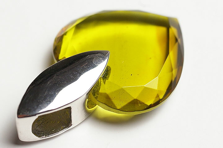 グリーンアンバーペンダントトップ　ドミニカ産