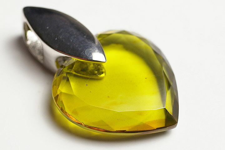 グリーンアンバーペンダントトップ　ドミニカ産