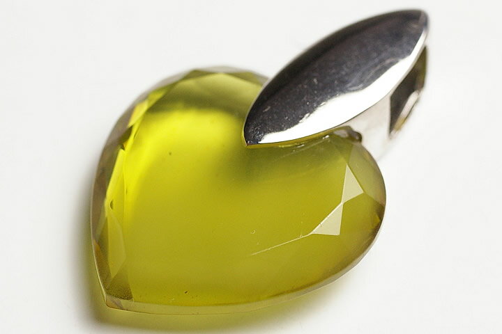 太古の約3000万年前にマツヤニの樹脂が化石化しまして、ゴールデングリーンに輝く宝石化しました、ドミニカ共和国で産出されます、グリーンアンバーです。 林檎のような、ハートのような形がとてもキュートです。 ギャラリーメイスンはインクルージョンが少ない、透明感のあるグリーンアンバーに着目して仕入れました。絶対の自信があります。 トップ部分：2.0×1.9×0.5cm　