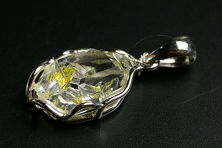 トップ部分：1.5×1.0×0.6cm ダブルターミネーションの水晶の中に黄色いオイルが入っています。紫外線を当てるとオイル部分が蛍光する幻想的なペンダントトップです。未加工の状態の水晶をシルバーで巻いております。非常にクリアな水晶で、オイル以外の内包物が出来る限り少ない上質の水晶を用いています。 パキスタン産 ※3枚目画像が紫外線で蛍光している様子です。　