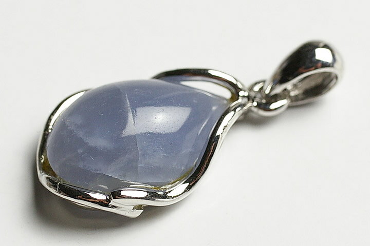 ブルー系のハックマナイトが入荷いたしました。ブルーは癒しのイメージを与えてくれます。 勿論シルバー巻きでウェーブデザイン、ロジウム加工済みです。 さらに、紫外線に当てると色が変化します。 トップ部分：1.7×1.2×0.6cm 三枚目の写真は紫外線ライトで変色する変化の写真を掲載しております。　