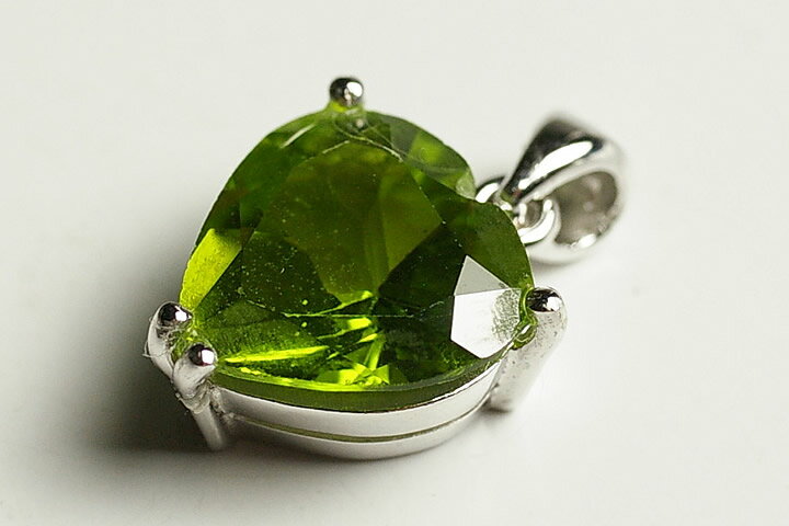 大きい！ペリドットハートカットペンダントトップ　ジェムグレード