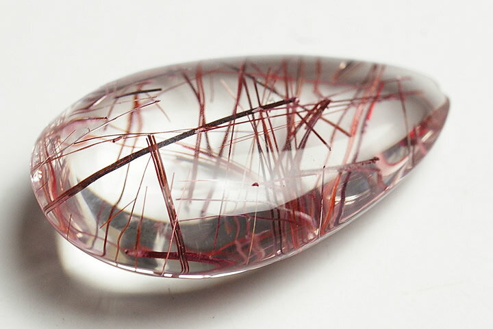 ブラジル産のピンクレッドルチルのルースでございます。非常に流通量が少ない珍種のルチルです。非常に磨きが良いルースで、価格もお安くなっております。 ※着色処理あり 3.8×2.3×1.2cm　12.6g　