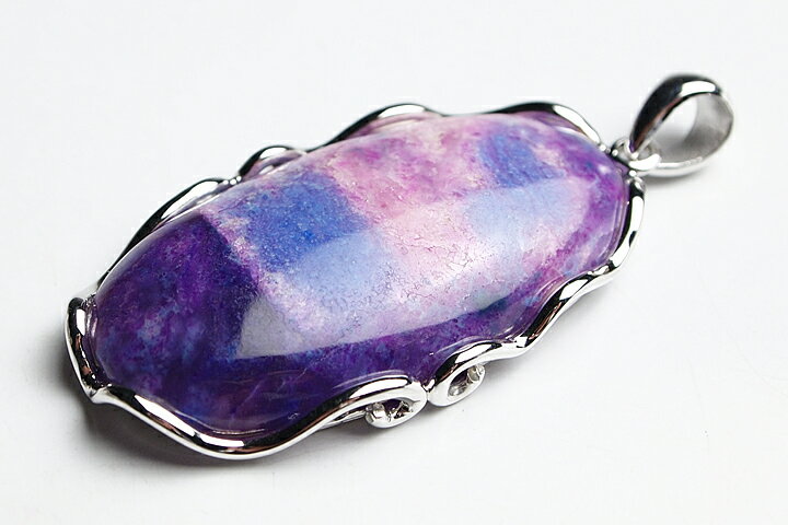 トップ部分:4.1×2.3×0.7cm パワーストーンの中で希少とされるスギライトの中でも特に貴重なピンク色をしたスギライトです。最高品質のピンクスギライトです。 当店得意のシルバー925のウェーブデザインの枠になっております。　