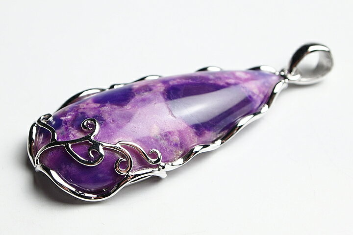 トップ部分:4.4×2.0×0.8cm パワーストーンの中で希少とされるスギライトの中でも特に貴重なピンク色をしたスギライトです。最高品質のピンクスギライトです。 当店得意のシルバー925のウェーブデザインの枠になっております。　