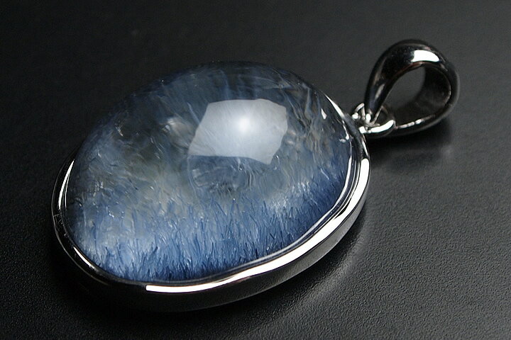 トップ部分:1.6×1.4×0.6cm ブルーガーデンクォーツ(デュモルチェライトインクォーツ)のペンダントトップが初入荷いたしました。 水晶の中にデュモルチェライトの青い針が入っています。奇蹟の美しさと言ってもよいでしょう。 デュモルチェライトインクォーツは産地も限られ、当然産出量も非常に少ない稀産種です。今後も市場に十分な量が出回ることは望み薄です。 入荷分全て掲載いたしました。ご注文はお早めにお願いいたします。　