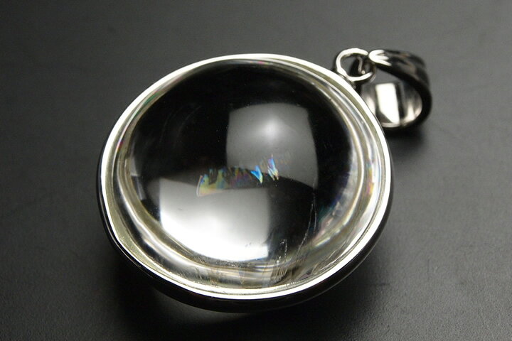 トップ部分:2.4×2.4×1.5cm 水晶のレインボーはクラックから出るのですが、そのクラックがほとんど目立たないため、レインボーだけが浮き上がって見えます。水晶自体は極めてクリアで最高級の品質です。 ※マダガスカル産　