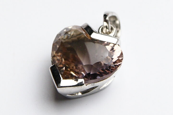 プレミアムグレードアメトリハートカットペンダントトップ　ボリビア産