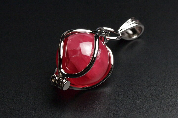 トップ部分:約2.0×1.3×1.3cm アルゼンチン産の素晴らしいランクの丸玉を、シルバーで巻き込んだ、サクランボのようなおしゃれなペンダントトップです。 香港で一つ一つ厳しく入念にチェックをして購入したため、自信を持ってお勧めできる一品となっております。 ※白いインクルージョンが幾分入ります。ご了承下さい。　