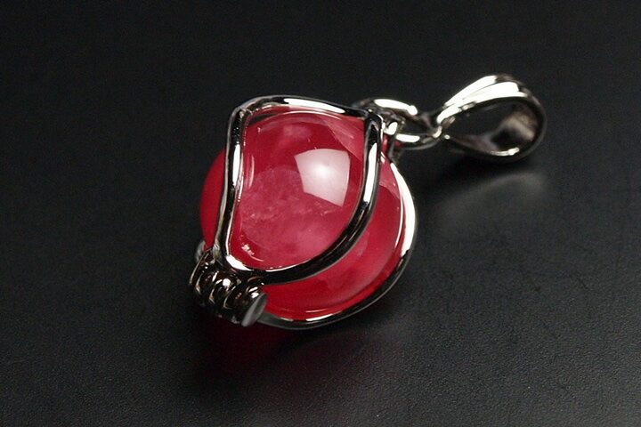 トップ部分:約2.0×1.3×1.3cm アルゼンチン産の素晴らしいランクの丸玉を、シルバーで巻き込んだ、サクランボのようなおしゃれなペンダントトップです。 香港で一つ一つ厳しく入念にチェックをして購入したため、自信を持ってお勧めできる一品となっております。 ※白いインクルージョンが幾分入ります。ご了承下さい。　