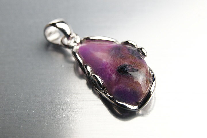 ピンクスギライトペンダントトップ 宝石質グレード++