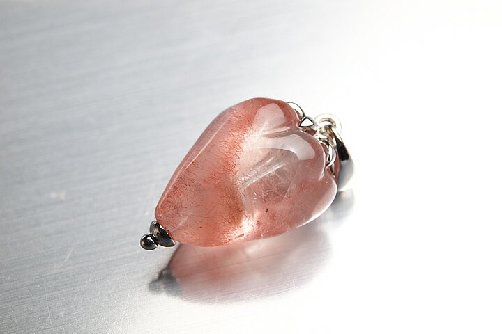 トップ部分:1.8×1.2×1.1cm ロシア産天然ストロベリークォーツです。もちろんイチゴのように見えるのでストロベリークォーツと呼ばれるのですが、その石を文字通りイチゴの形に加工した遊び心あふれるペンダントトップです。　