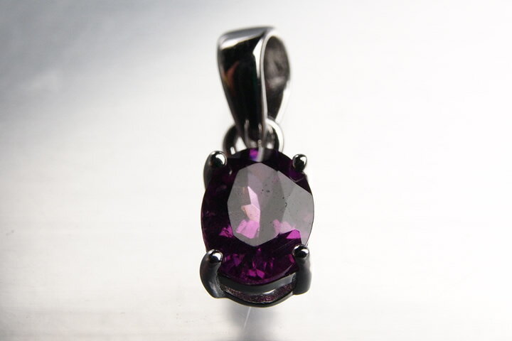 トップ部分:0.7×0.5×0.4cm 新種のプレープガーネットでございます。 ロードライトガーネットよりも更に色が淡い色でございます。　