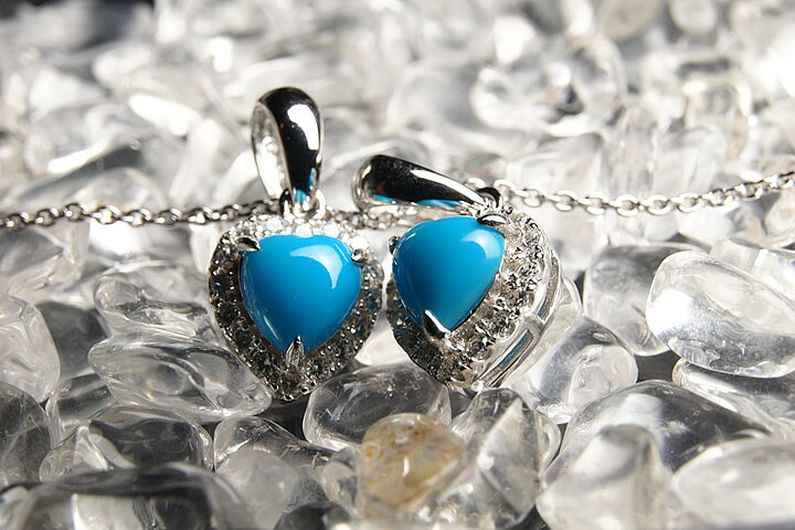 宝石質ターコイズ　スリーピングビューティー産　　ハート　ペンダントトップ　トップ部分:0.9×0.9×0.6cm