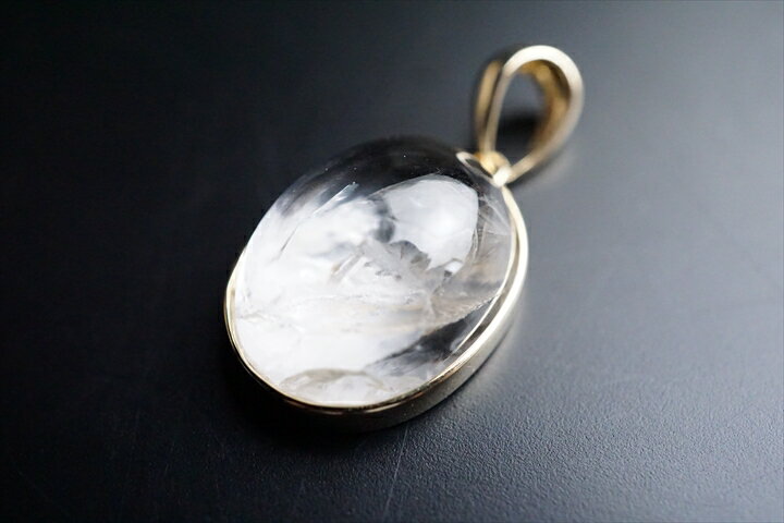 トップ部分:約1.6×1.2×0.8cm 13.25ct こちらは透明感のあるタイプでございます。そしてとにかくサイズがかなり大きい超レアタイプのペンダントでございます。 ※ブラジル産　
