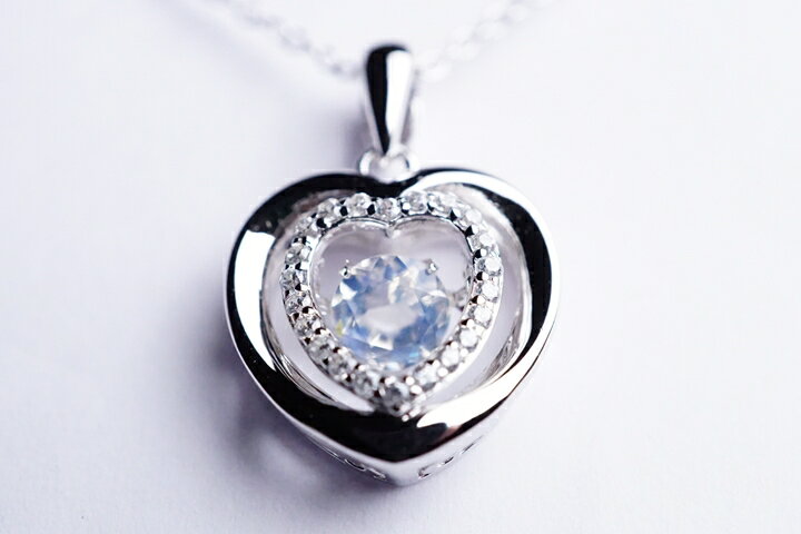 ダンシングストーンハートペンダントトップ　ブルームーンストーン