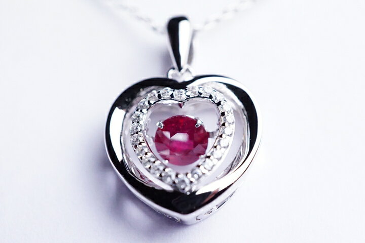 トップ部分:1.5×1.5×0.6cm 中央のストーンがゆらゆらと絶えず動く、ダンシングストーンペンダントトップが入荷致しました。 中央の石はブリリアントカットとなっております。 フレームにはシルバー925を使用し、グレードも非常に高品質で...