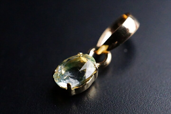 トップ部分:0.5×0.4×0.3cm 0.28ct 超蛍光性のあるオパールです。 今回は小さいですが原石もお付けしまして販売させて頂きます。 原石の写真はサンプルです。約0.2ct〜0.3ct。原石についてはアソートとなります。　