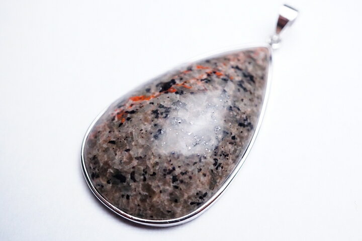 トップ部分:4.4×2.7×0.8cm 世界的、著名人のマイケルファーマー氏(隕石ハンター)から仕入れましたユーパーライトをペンダントトップにいたしました。 【発見地】スペリオル湖(米国とカナダの国境付近) 歴史 2017年夏、米国とカナダ...