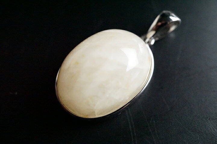 トップ部分:約2.2×1.6×1.0cm 34.50ct ビーズ、ブレスレット、カットペンダントで大人気で沢山のお客様にご満足頂きました、フェナカイトペンダントトップに新商品が入荷致しました。 2018年のツーソンショーで仕入れたフェナカイ...