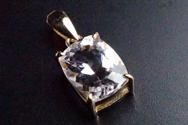 1.40ctダンビュライトスクエアカットペンダントトップ K18　メキシコ産　鑑別書付き