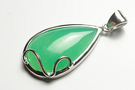 オーストラリア翡翠の高品質のペンダントトップになります。今まで、この色合いでこの大きさでこの価格でご提供できませんでしたが、ようやくご提供できるようになりました。オーストラリア産の特有の色合い、透明感は10Aグレードのビーズには劣りますが、満足のいく品質だと思っております。 トップ部分2.6×1.6×0.5cm　