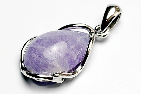 ビーズで大人気のハックマナイトですがやっとのことでペンダントトップも完成致しました。品質が良くなってきますと、色合い、色彩が豊かになってきます。やっと出会えました最高級品のハックマナイトのペンダントトップになります。勿論、ビーズと同じ品質の...