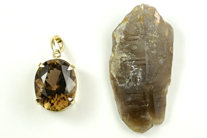 トップ部分:約1.4×1.1×0.8cm　6.75ct 滋賀県大津市産で採掘されましたモリオン(スモーキー水晶)をルースに加工をしまして18金加工ペンダントに加工して今回は販売をさせて頂きます。日本で採掘された石でございますので一つ、一つ丁寧に日本国内で国内加工でルースに加工をしまして18金加工も日本国内で加工をしております。 今回はそれぞれに原石も付属いたします。　