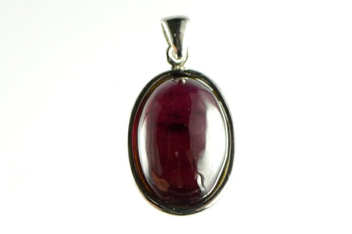 トップ部分:約1.6×1.1×0.7cm 大変透明度が高い宝石質のロードライトガーネットのペンダントトップです。 光に透かしていただくとなんともいえない美しい赤紫に発色しています。 通常の赤いガーネットとはまた違った魅力を持っています。　