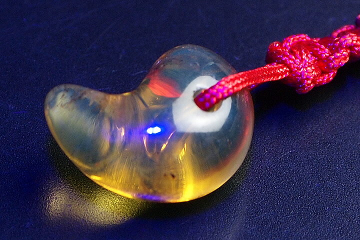 ブルーアンバー勾玉携帯ストラップ